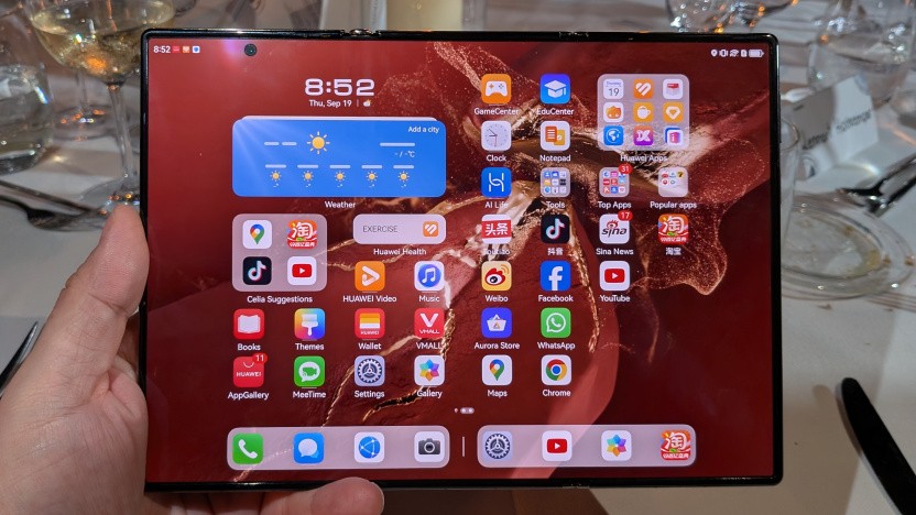 Huawei Mate XT display