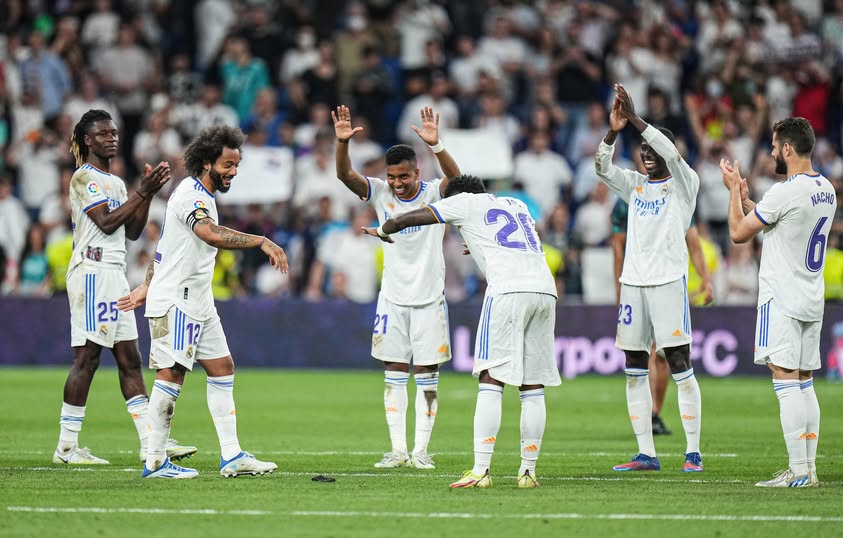 Madrid Player giving Tribute