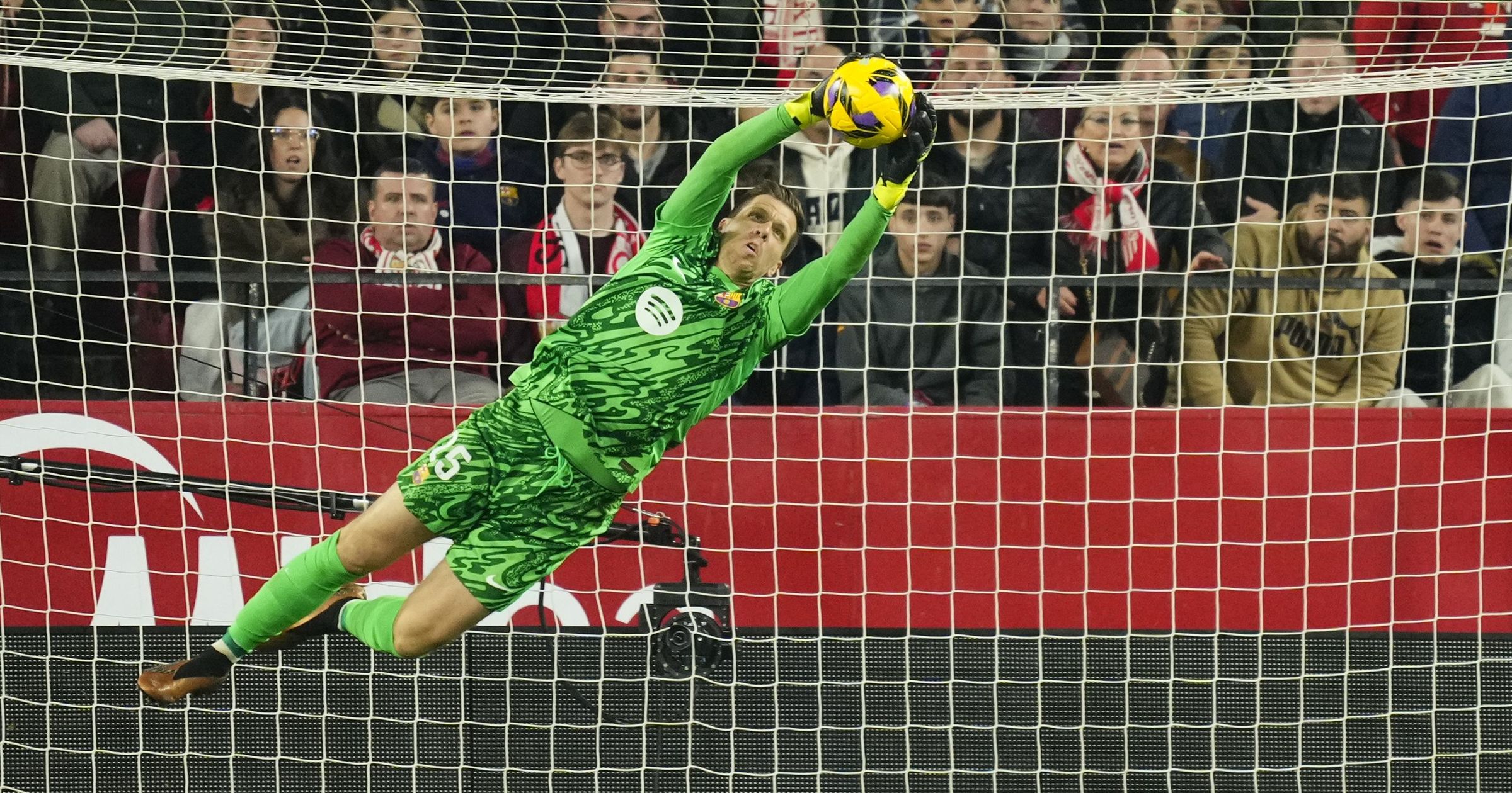 Szczesny saving Benfica shots