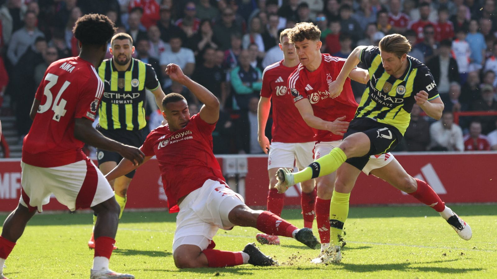 Nottingham Forest Defending City's Attack